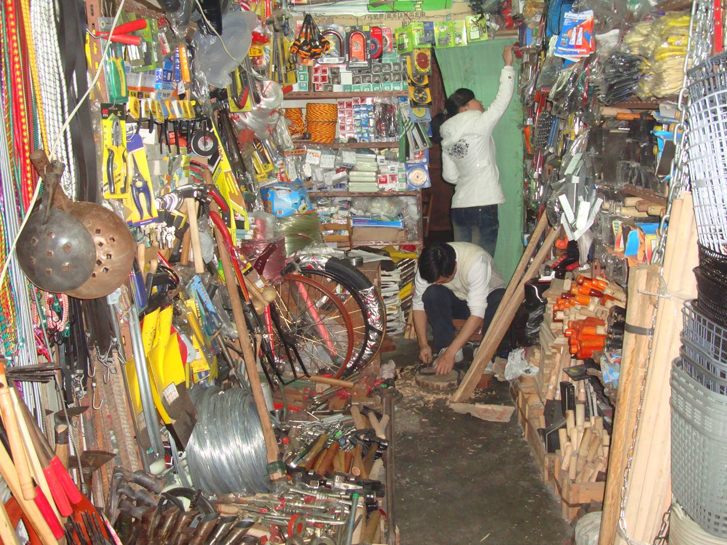 Picture:  The Haikou version of Home Depot.  Haikou, Hainan Island, China