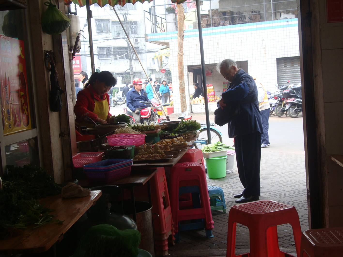 Picture:  A streetside restaurant in Haikou near our hotel.  Hainan Island, China