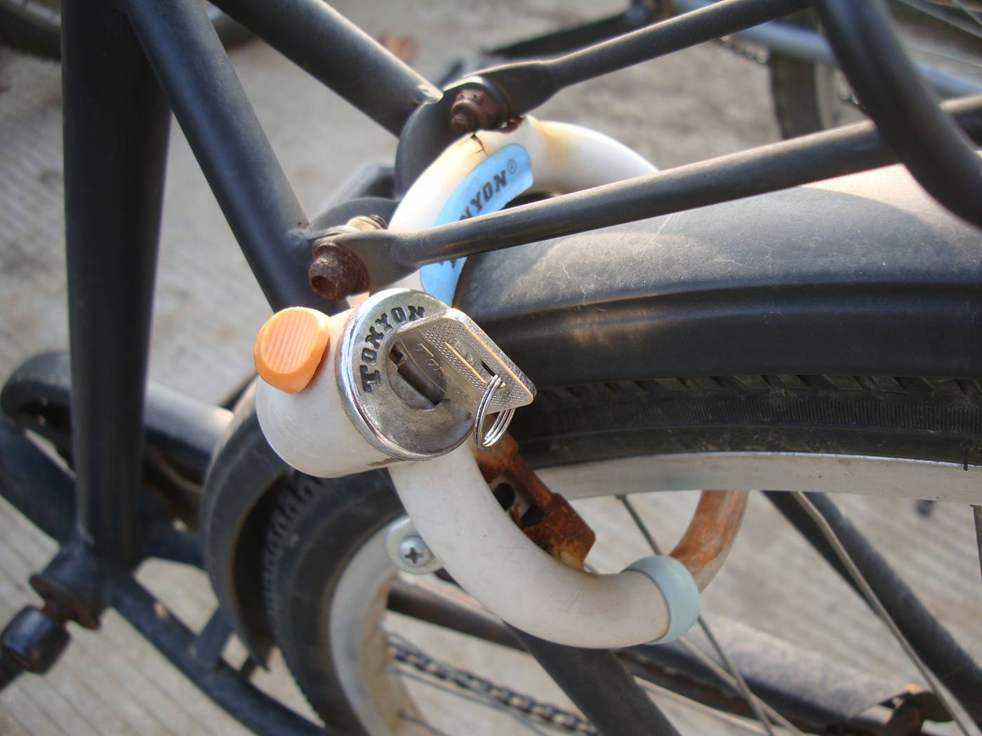 A bicycle lock, built in.  Brilliant improvement.