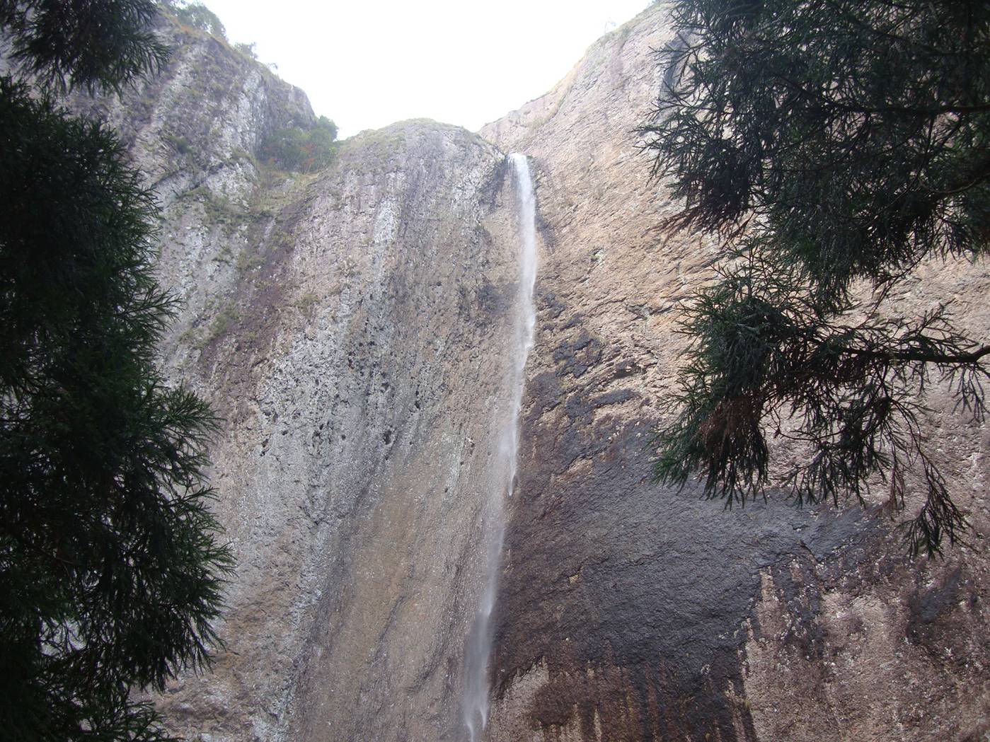 There's a lot of water coming over the lip of this falls...