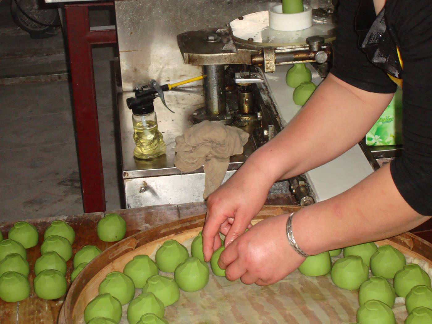 Picture:  Setting the balls of quing tuanzi in the steamer.