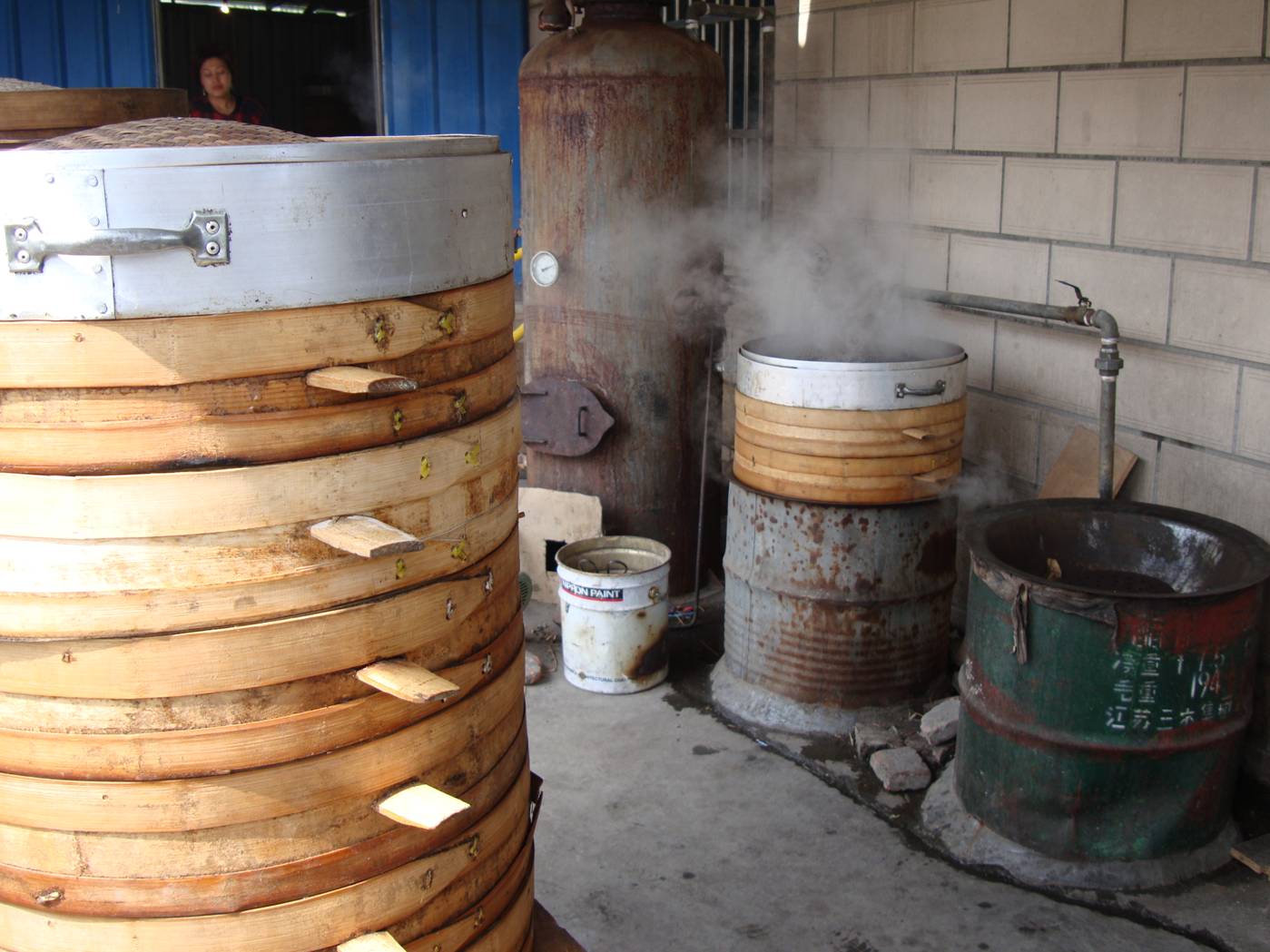 Picture:  Steamers cook the finished tuanzi.  Yang Shan, Wuxi, China