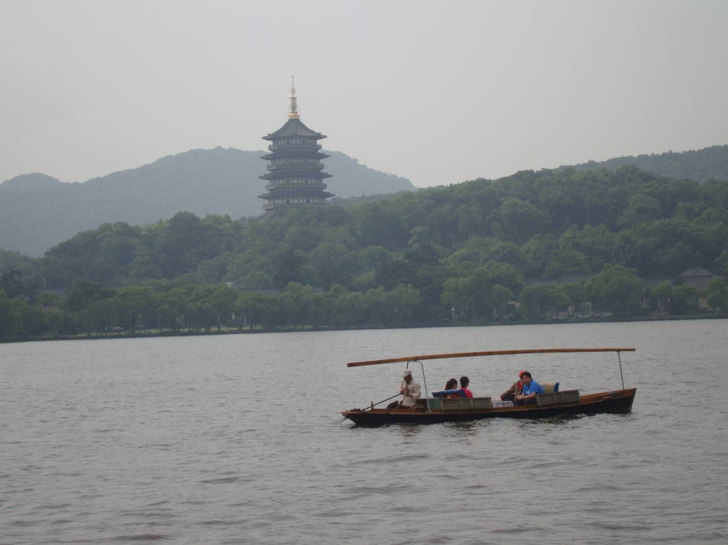 I'd like to learn how to paddle a boat this way, going in a straigt line but with only one oar.  West Lake,  Hangzhou,  China