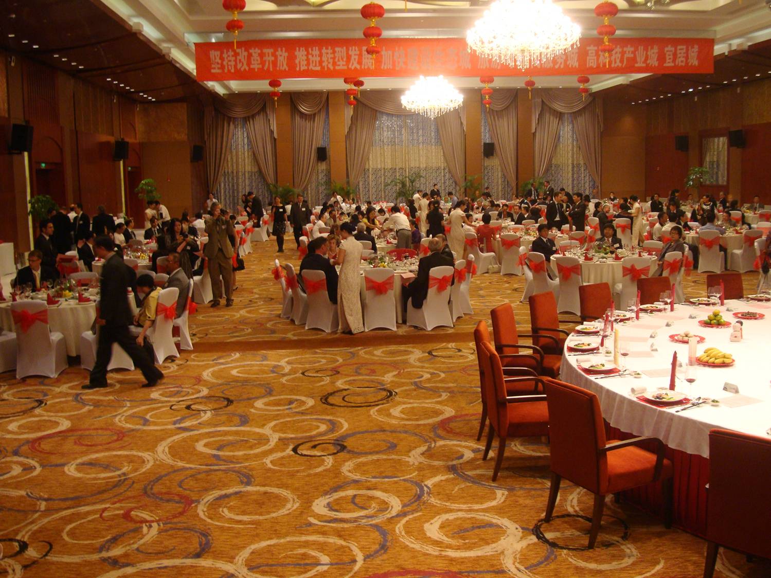 The biggest head table I've ever seen, ready for the "big potatoes". Reception to celebrate the 60th. anniversary of the People's Republic of China, Wuxi, China.