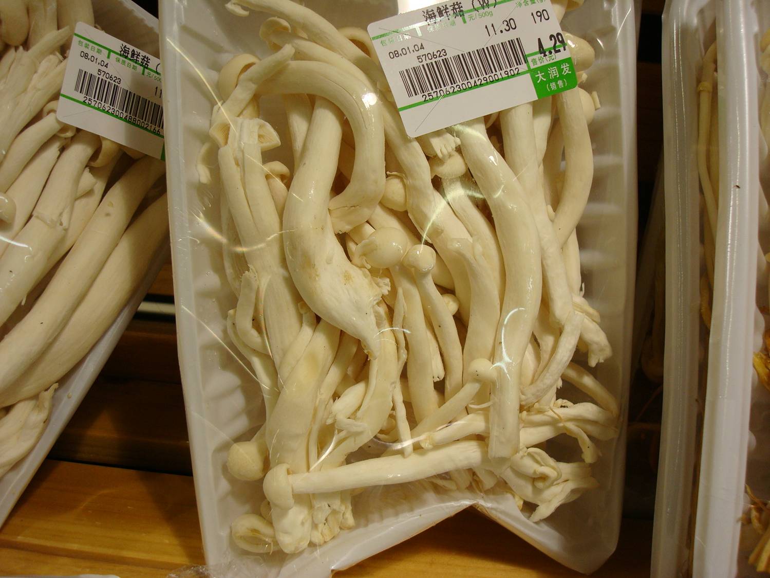 mushrooms in a Chinese supermarket