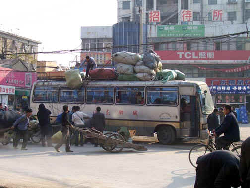 unloadingbus.jpg (79938 bytes)